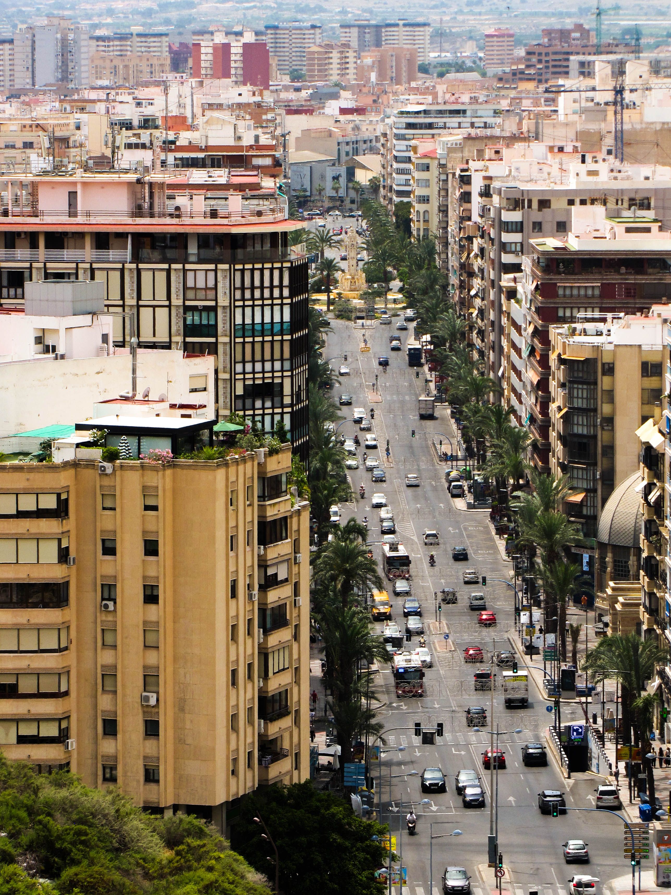 Avenida con fuente en el centro de Alicante