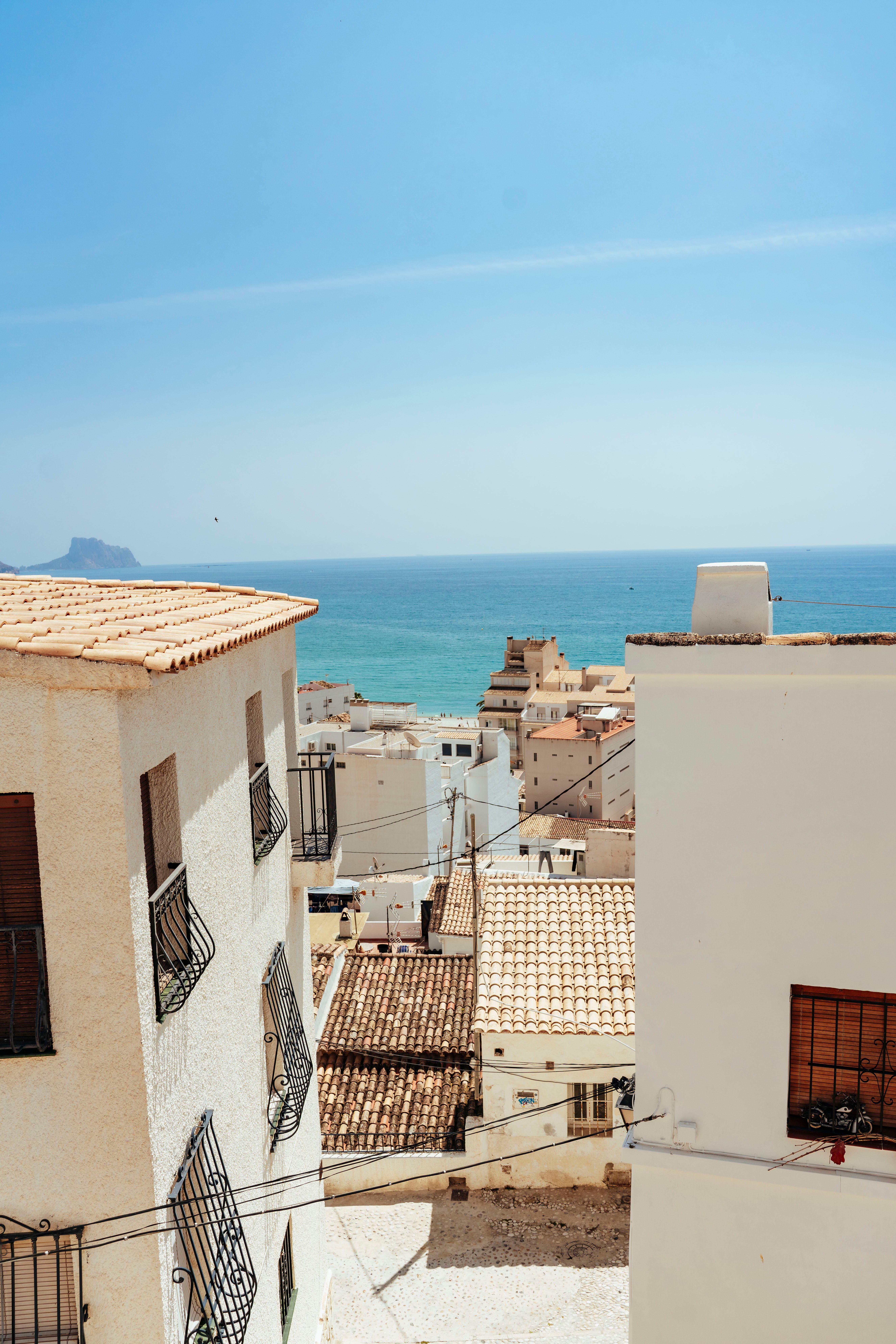 Vista de tejados y mar en un pueblo de la Costa Blanca
