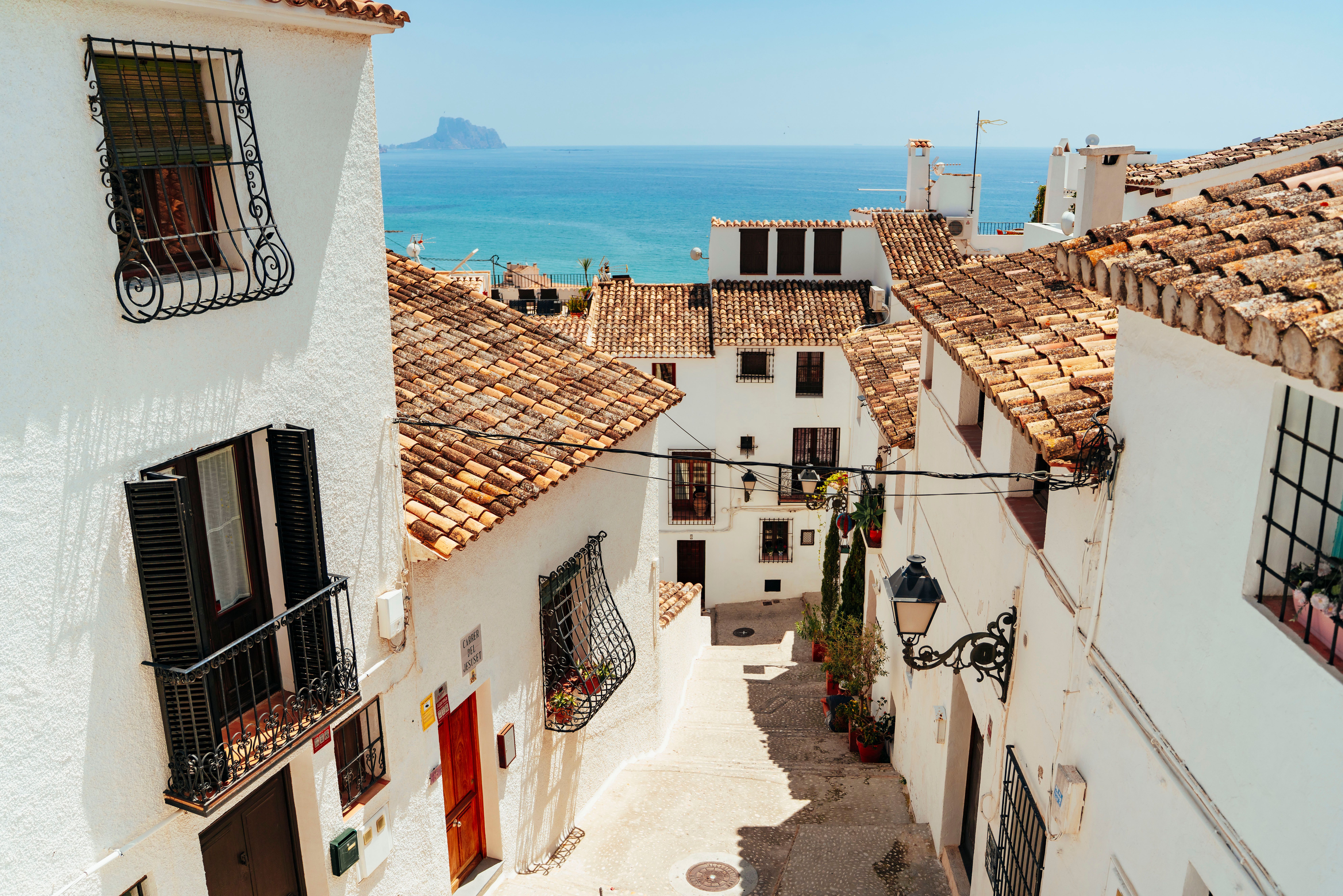 Callejuela con vistas al mar en Altea