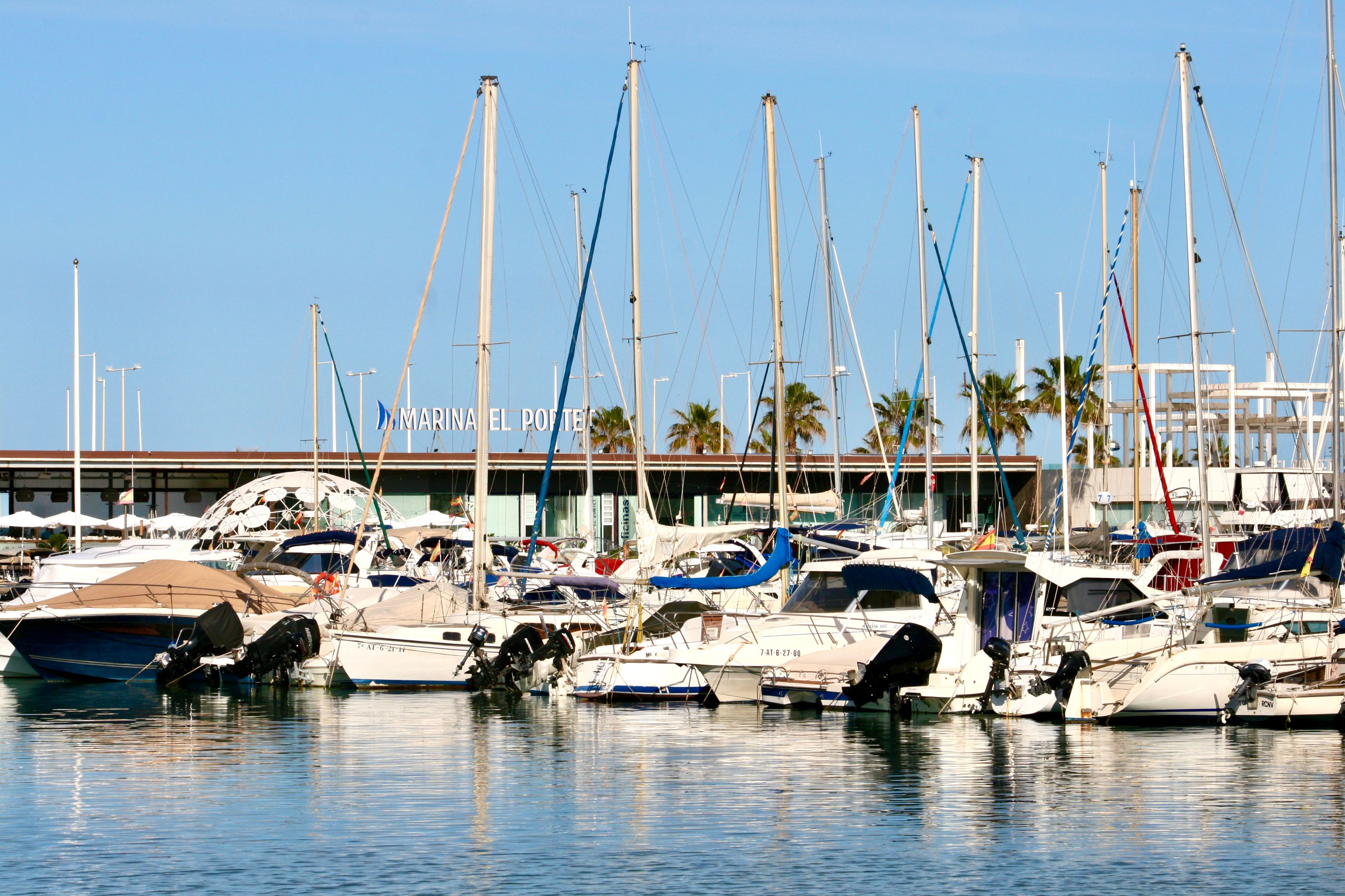 Marina con veleros en la Costa Blanca