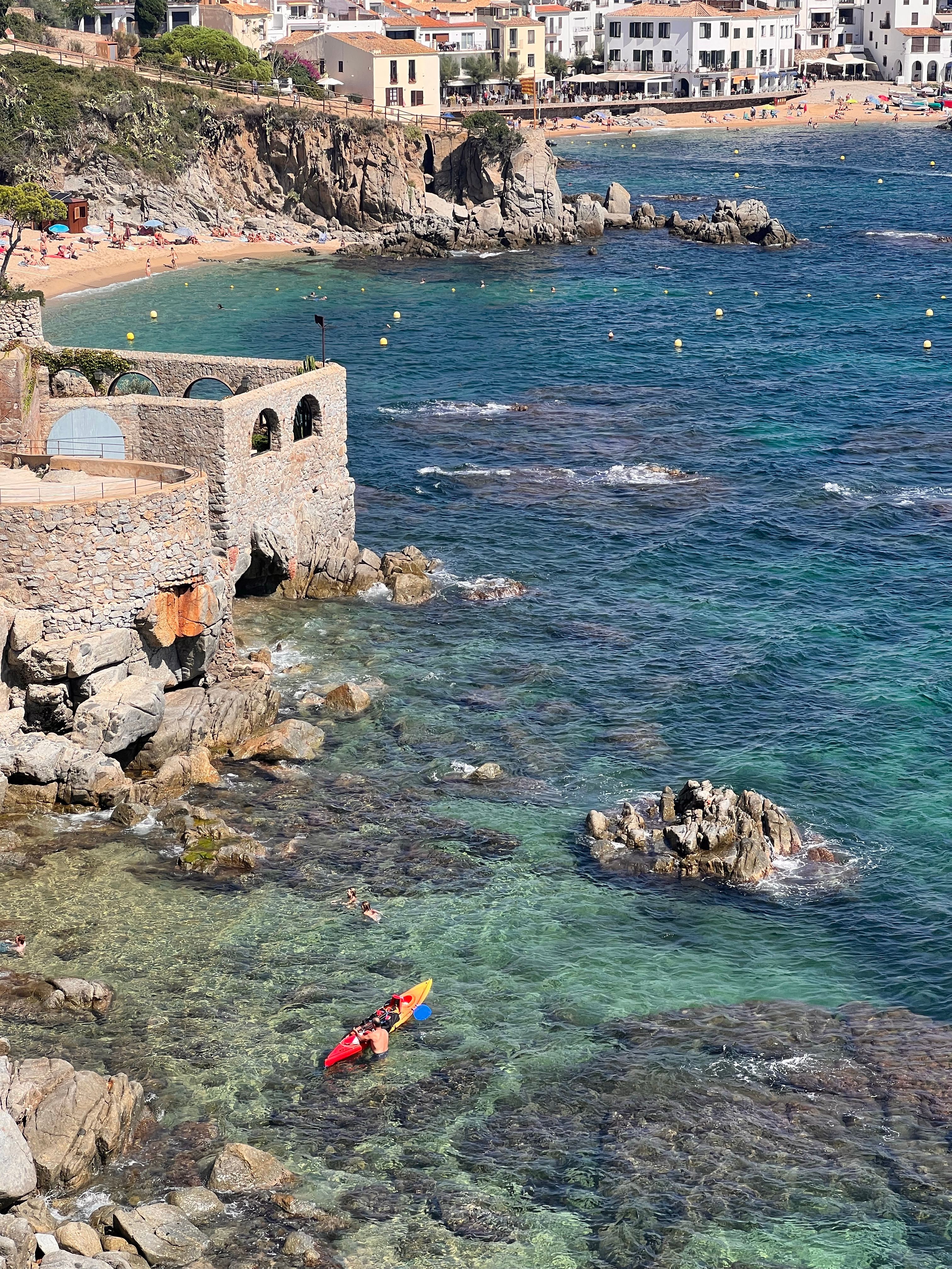 Cala con kayak en un pueblo de la Costa Brava