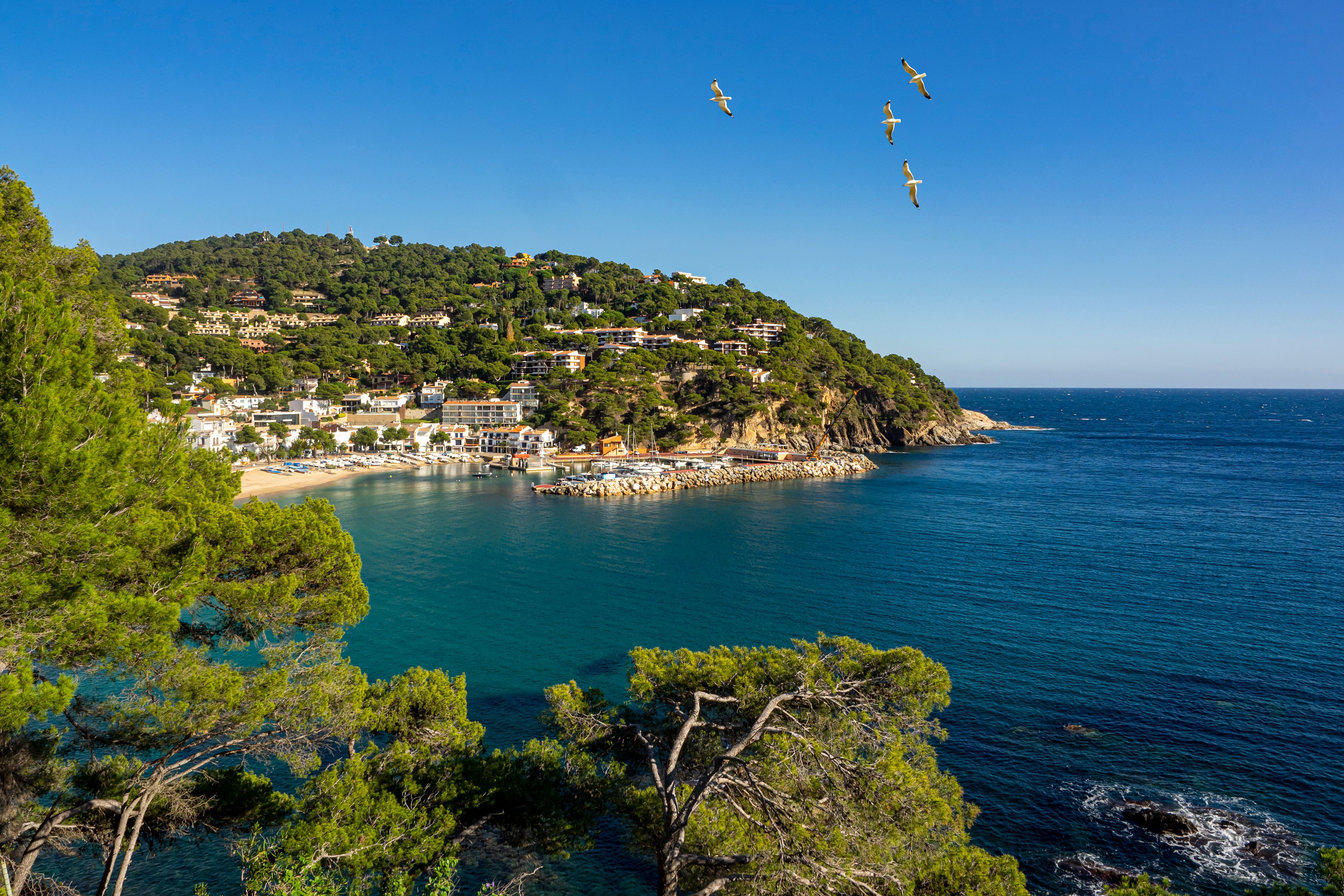 Vista aérea de un pueblo costero de la Costa Brava