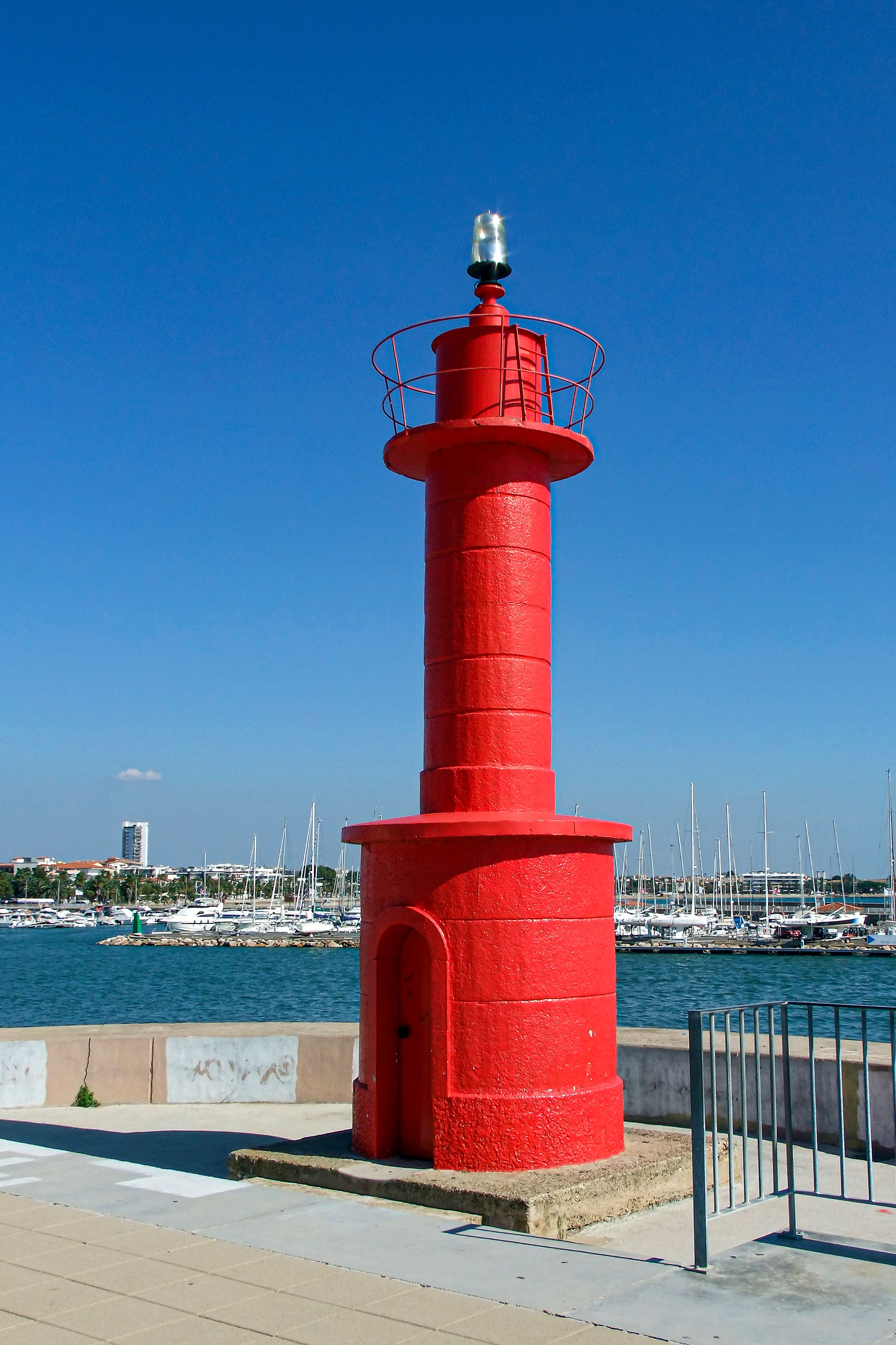 Faro rojo en el puerto de Cambrils