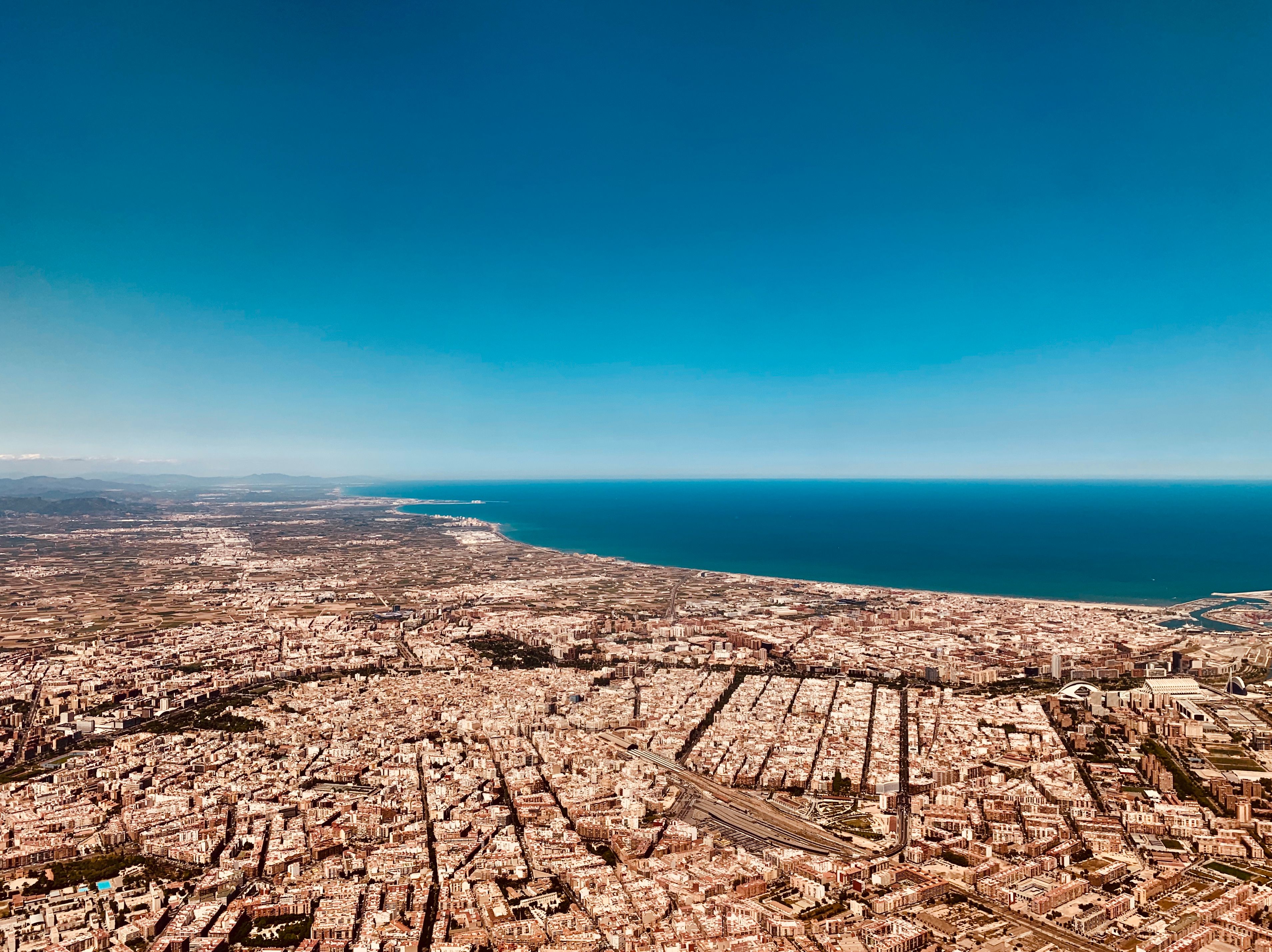 Vista aérea de la costa de Valencia al atardecer