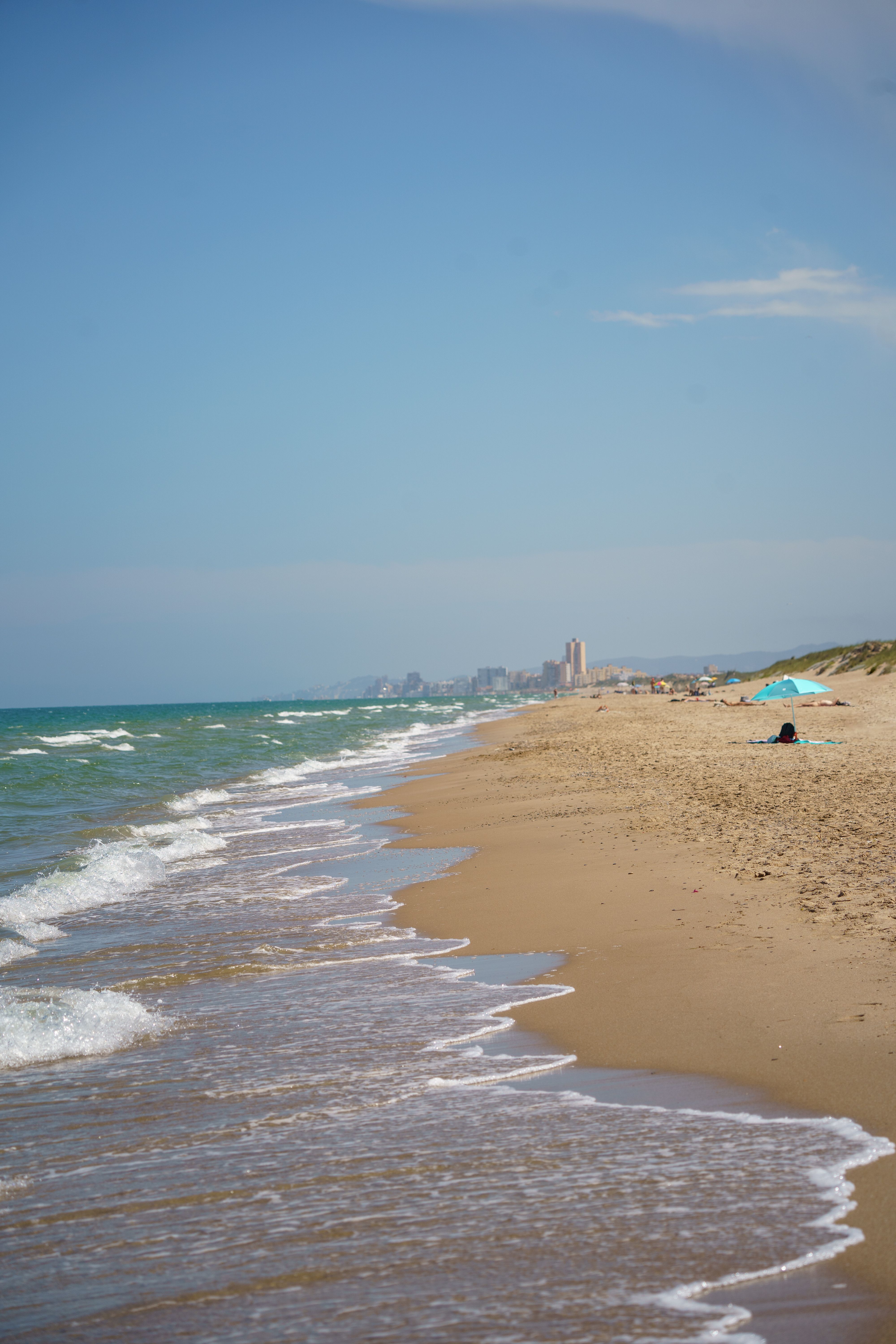 Mar y skyline costero cerca de Valencia