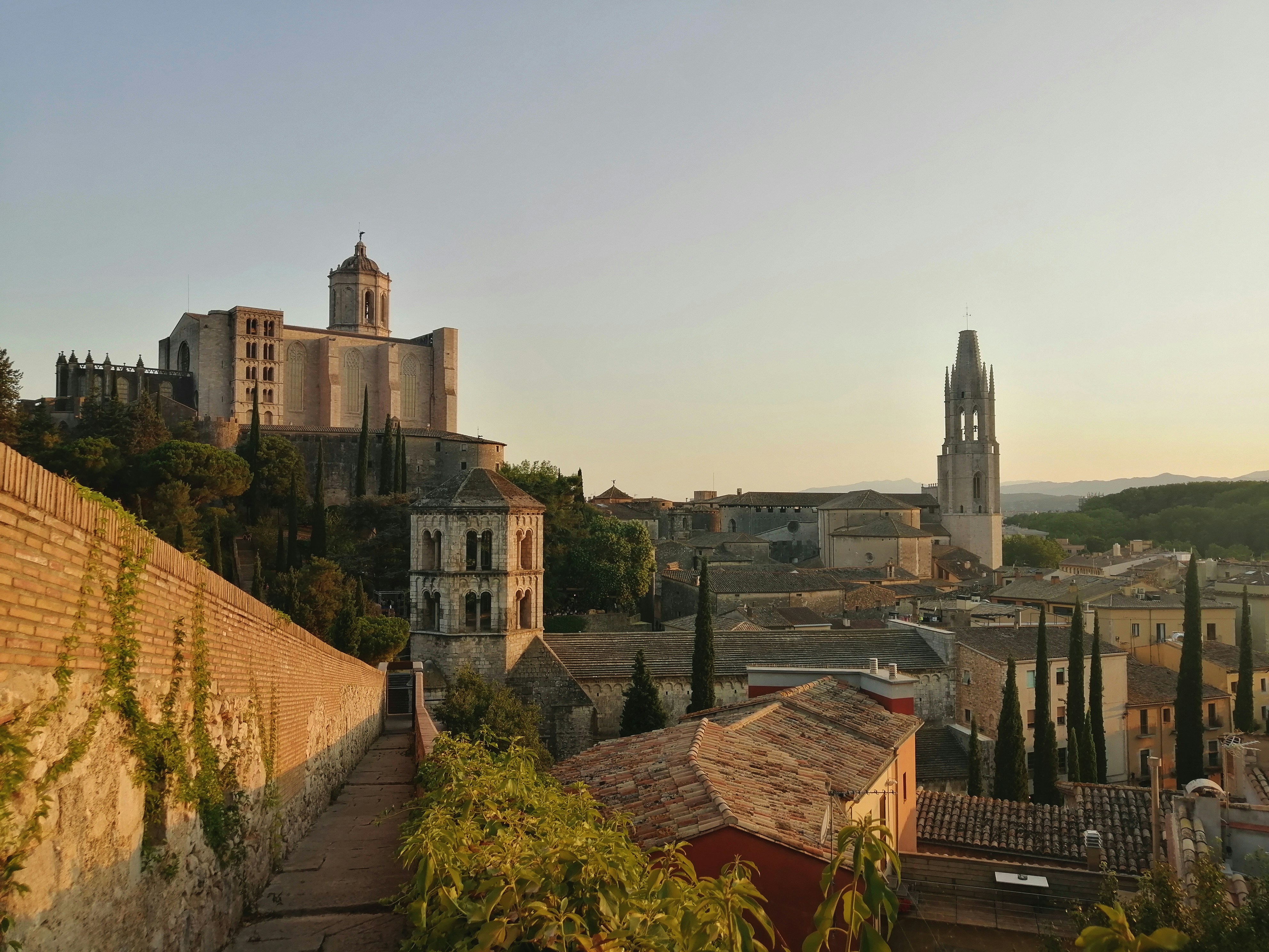 Catedral y torre de Sant Feliu al atardecer, Girona