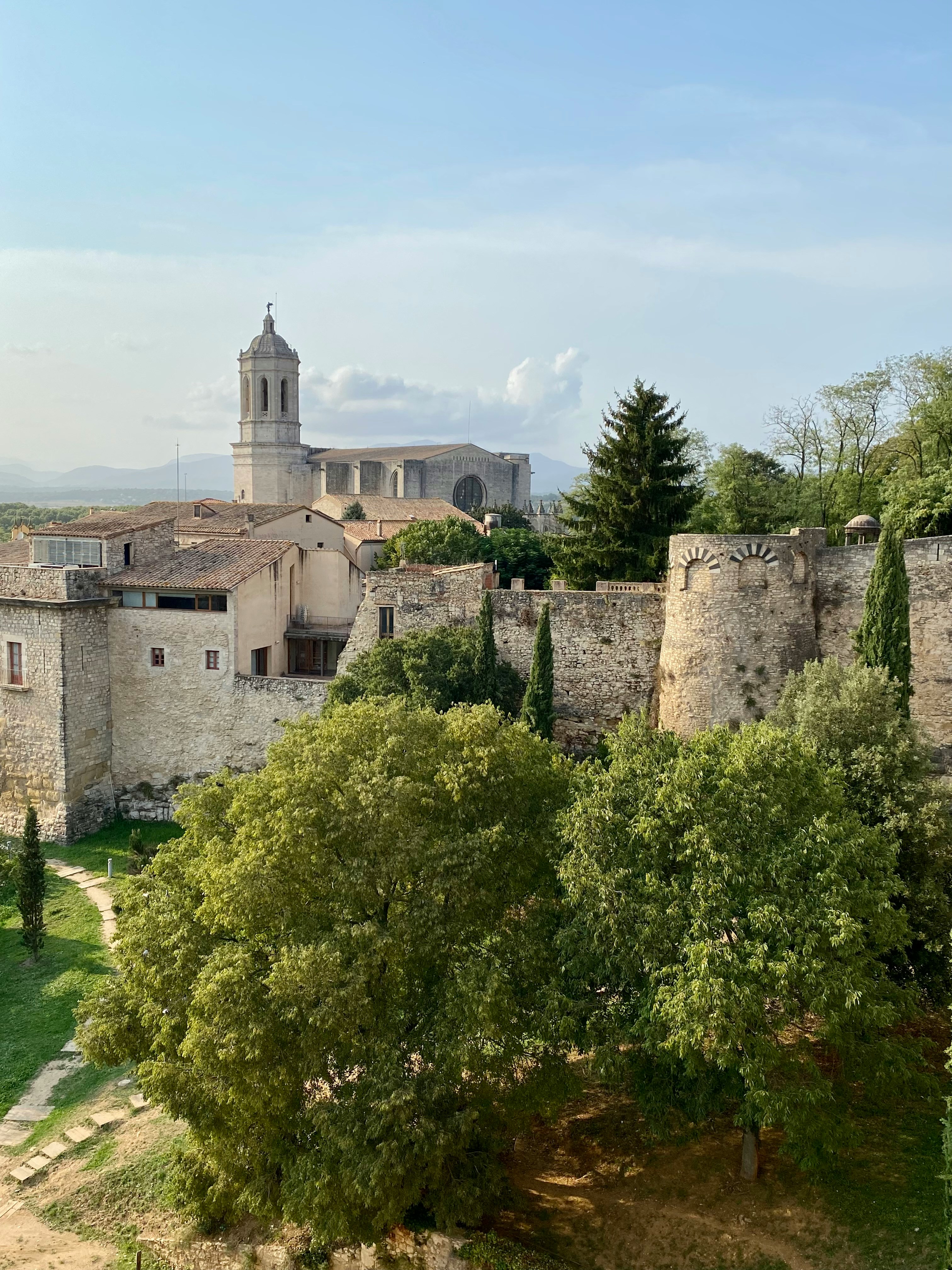 Murallas y catedral de Girona entre árboles