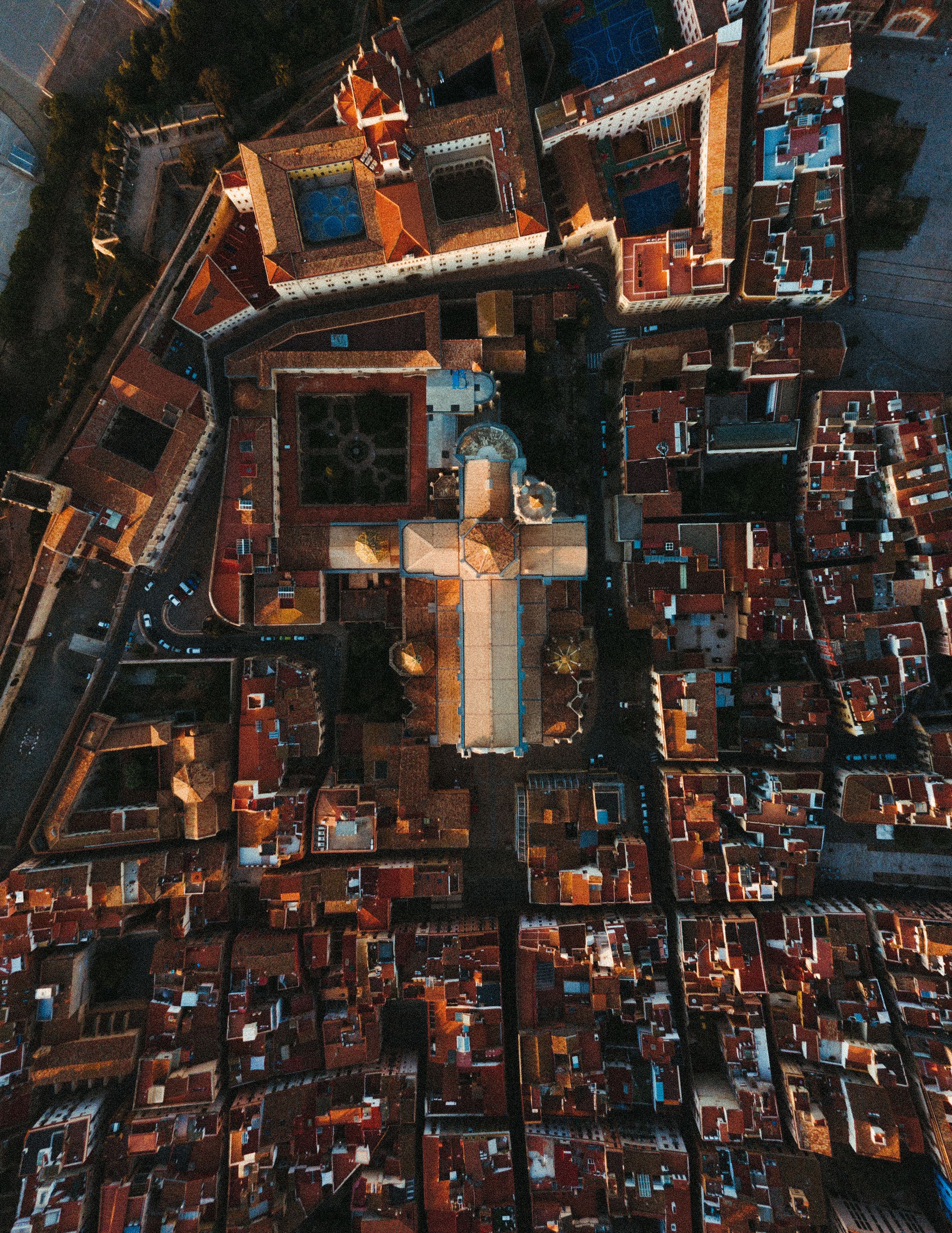 Calle histórica hacia la Catedral de Tarragona
