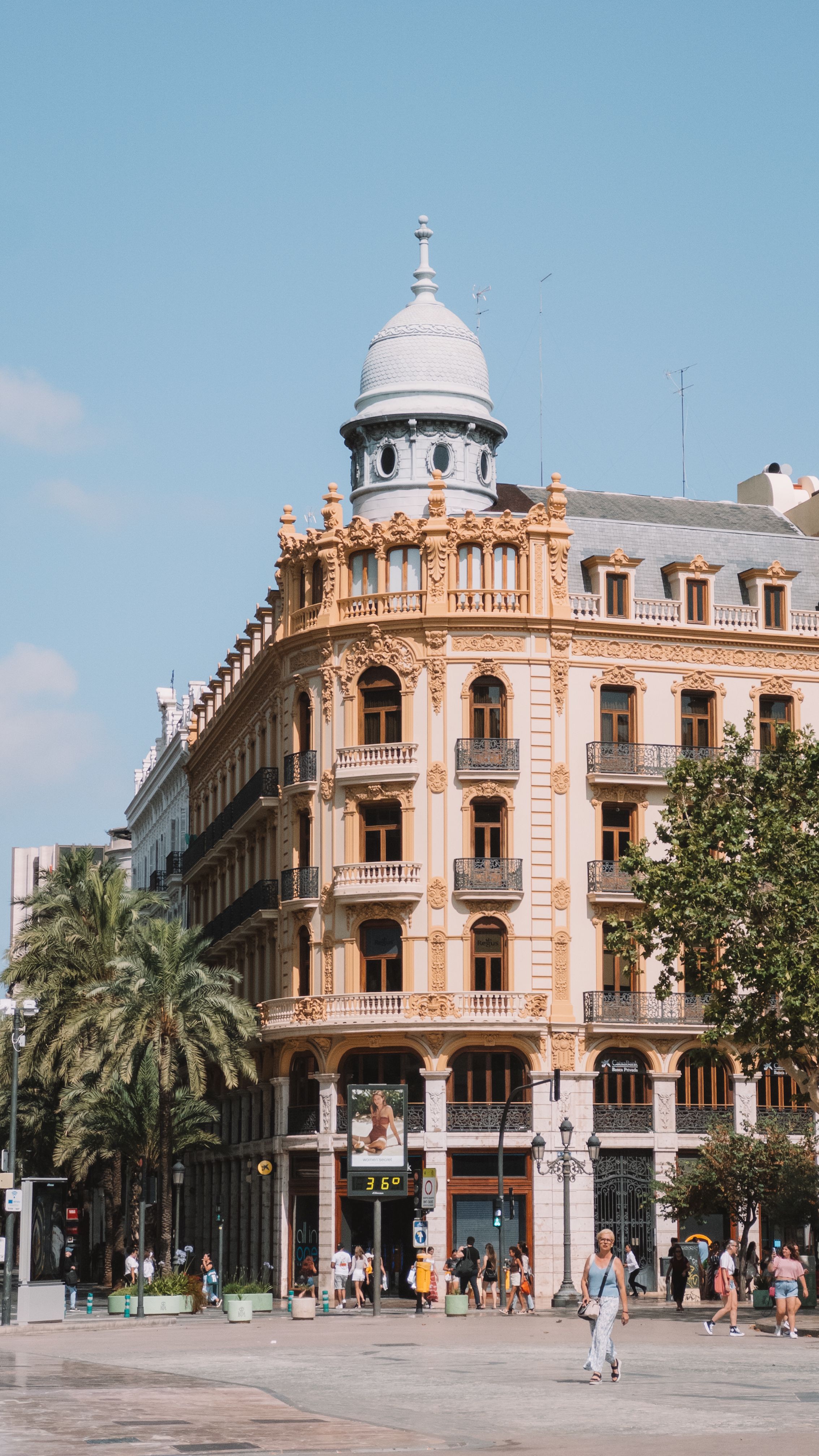 Edificio modernista en la Plaza del Ayuntamiento, Valencia